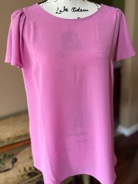 “CeCe” Pink/Orchid Color, Flutter Sleeve Blouse.
Size: M 
EUC